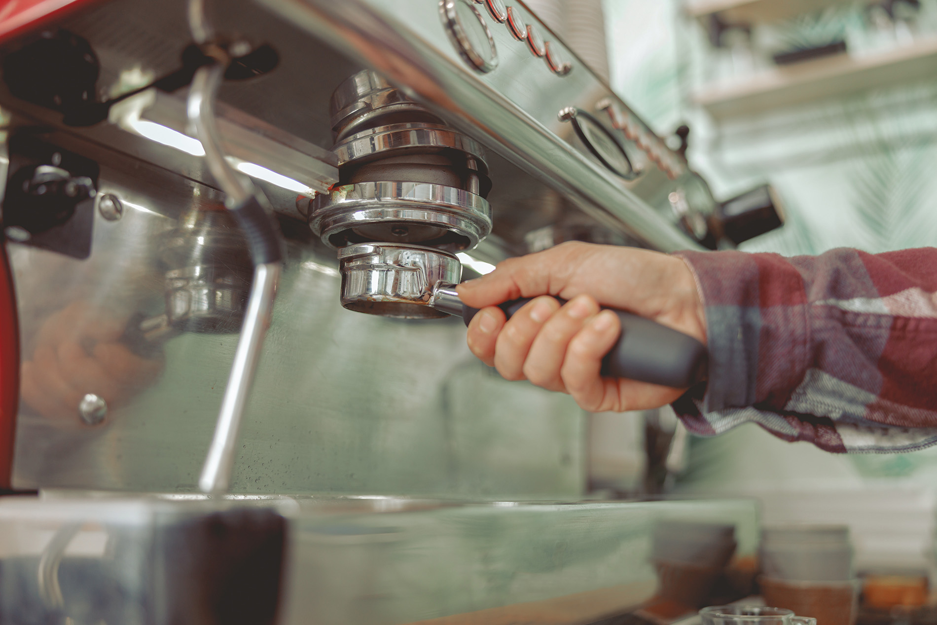 Unser Ratgeber für Siebträgermaschinen hilft Ihnen bei der Auswahl des perfekten Modells für leckeren Espresso. Erfahren Sie, worauf Sie beim Kauf achten sollten!